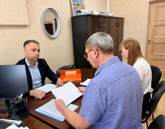 Антон Гендриксон представил документы в окружную избирательную комиссию Калининградского одномандатного избирательного округа № 99