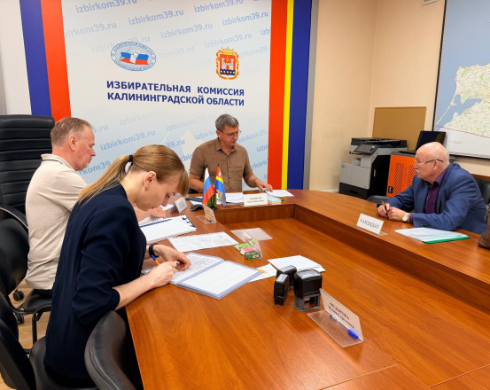 Сегодня в окружную избирательную комиссию Центрального одномандатного избирательного округа № 100 документы для регистрации представил кандидат, выдвинутый политической партией «Социалистическая политическая партия СПРАВЕДЛИВАЯ РОССИЯ», Юрий Шитиков